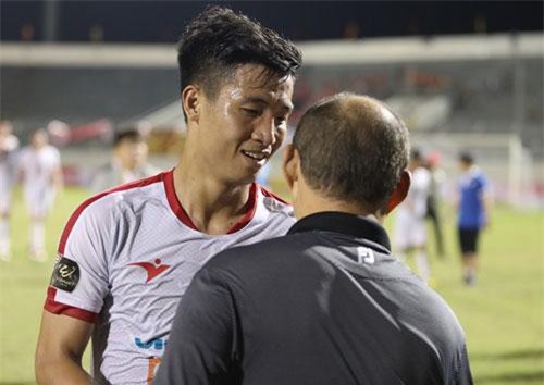Viettel thua trận ra quân, HLV Park Hang-seo xuống sân an ủi Bùi Tiến Dũng