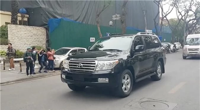 Ông Kim Jong Un mang 2 chiếc Land Cruiser V8 đến Việt Nam để dự Hội nghị. Không ồn ào như cặp đôi 'Quái thú' của Tổng Thống Mỹ Donald Trump, ông Kim Jong Un lại lựa chọn cách khác khi lặng lẽ mang đến Hà Nội 2 chiếc Toyota Land Cruiser V8 không biển số. (CHI TIẾT)