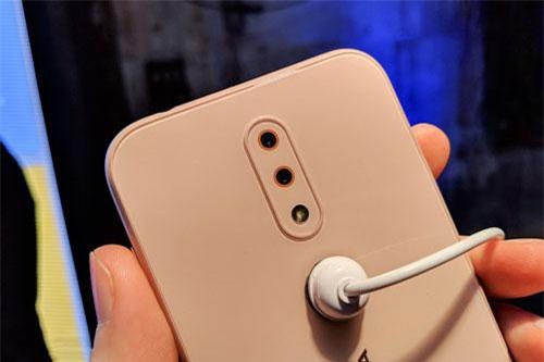 Trên tay smartphone camera kép, giá rẻ của Nokia