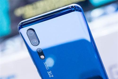 Smartphone kết nối 5G, chống nước, 3 camera sau, chip S855