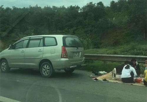 Ô tô lại dừng đỗ “mở tiệc” trên cao tốc Nội Bài - Lào Cai