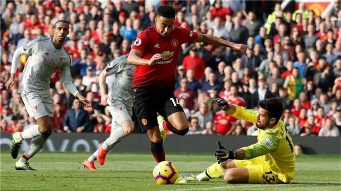 MU chia điểm với Liverpool, HLV Solskjaer đi vào lịch sử Premier League