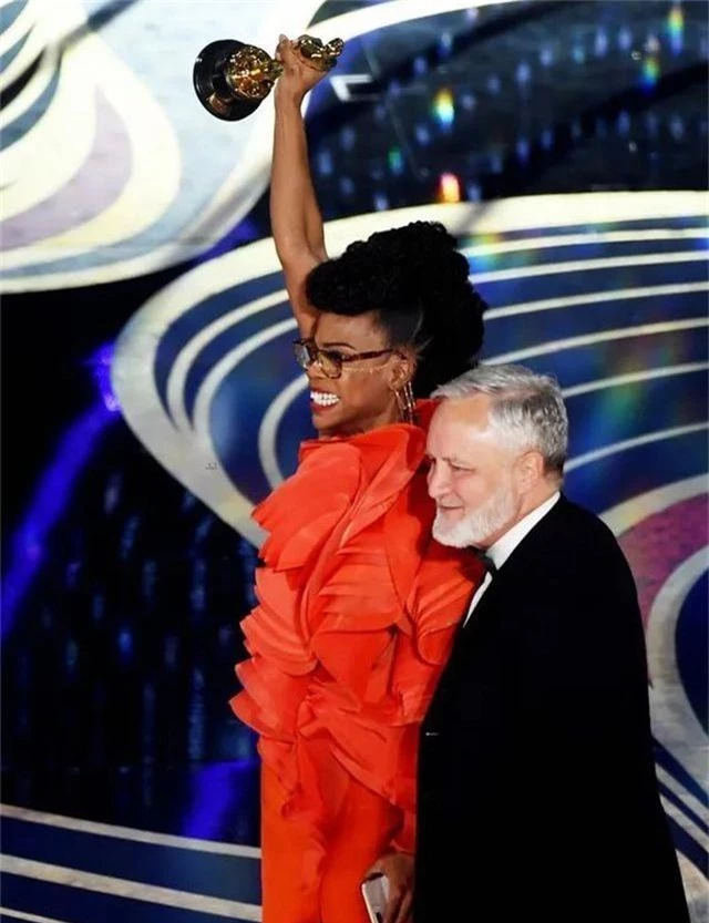 Minh tinh Hollywood khoe váy áo lộng lẫy trên thảm đỏ Oscar 2019 - 1