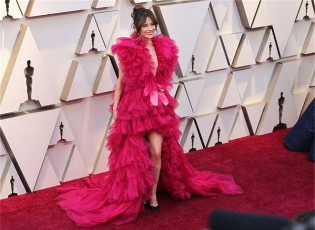 Minh tinh Hollywood khoe váy áo lộng lẫy trên thảm đỏ Oscar 2019 - 39
