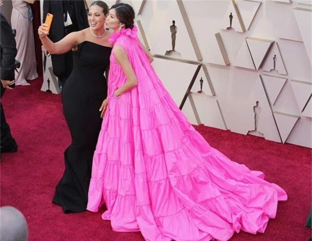 Minh tinh Hollywood khoe váy áo lộng lẫy trên thảm đỏ Oscar 2019 - 43
