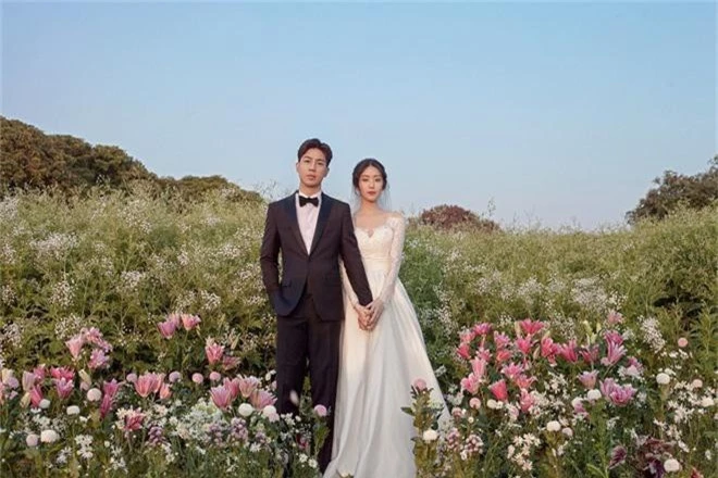 Nhan sắc cô dâu xinh đẹp, thần thái không kém gì Yoon Eun Hye trong bộ ảnh cưới cổ tích đang cực hot - Ảnh 1.