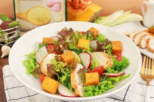 CLIP: Công thức làm salad ức gà bí đỏ nướng ai cũng khen ngon