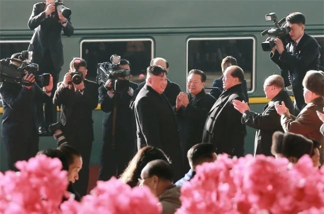 Chủ tịch Triều Tiên Kim Jong-un tại ga tàu Bình Nhưỡng trước khi khởi hành tới Việt Nam. (Ảnh: Rodong Sinmun/Yonhap)