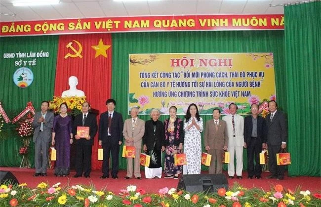 Ngành Y tế Lâm Đồng tri ân Bà mẹ Việt Nam anh hùng và các lãnh đạo lão thành của đơn vị (Ảnh: VH)