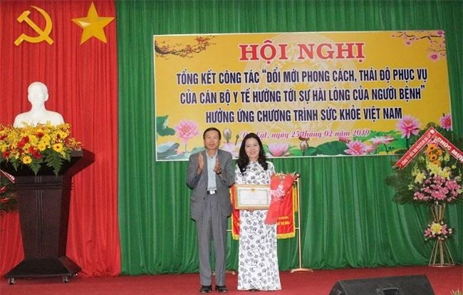 Trao Bằng khen của Bộ Y tế cho bà Phạm Thị Bạch Yến, Giám đốc Sở Y tế tỉnh Lâm Đồng (Ảnh: VH)