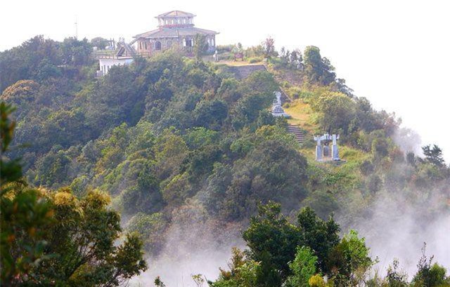 Vườn quốc gia Bạch Mã đẹp như “tiên cảnh” trong thảm sương mù giăng kín