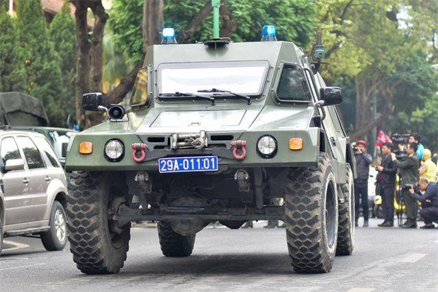 Dàn xe đặc chủng bảo vệ thượng đỉnh Mỹ - Triều diễu hành trên đường Hà Nội