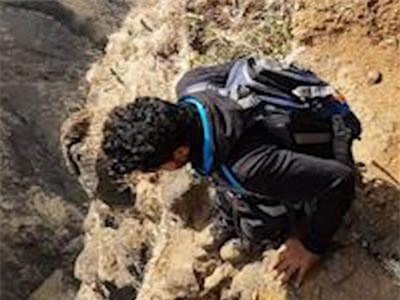 CLIP: Thanh niên liều lĩnh đi trên vách núi dựng đứng ở Ấn Độ