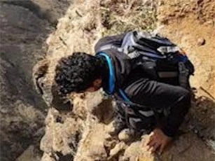 CLIP: Thanh niên liều lĩnh đi trên vách núi dựng đứng ở Ấn Độ