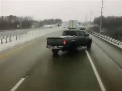 CLIP: Xe bán tải mất lái gây tai nạn liên hoàn