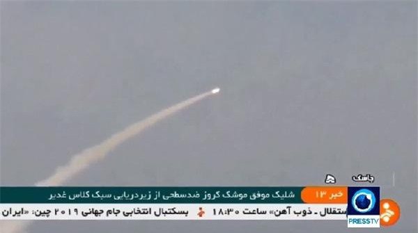 Clip: Iran phóng thành công tên lửa hành trình từ tàu ngầm 