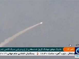 Clip: Iran phóng thành công tên lửa hành trình từ tàu ngầm