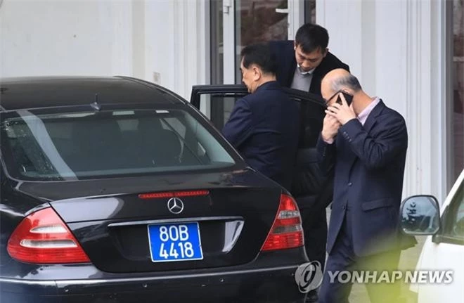 Quan chức Triều Tiên rời Nhà khách Chính phủ tại Hà Nội ngày 25/2. (Ảnh: Yonhap)