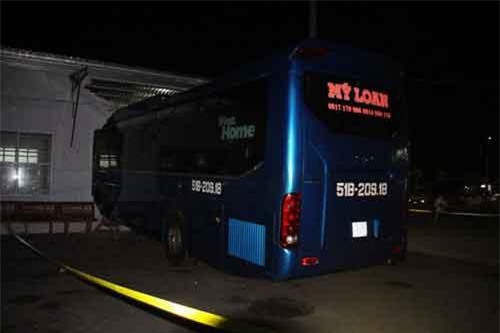 Xe khách lao vào nhà chờ làm 6 người thương vong
