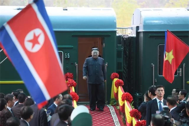 Chủ tịch Triều Tiên rời khỏi tàu bọc thép xuống ga Đồng Đăng (Ảnh: Quang Minh)