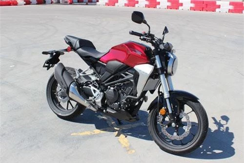 Cận cảnh naked bike 286cc của Honda, giá hơn 100 triệu. Honda CB300R 2019 có giá bán 4.649 USD (tương đương 107,93 triệu đồng). Mẫu naked bike này dùng động cơ DOHC dung tích 286cc cho công suất tối đa 27,5 mã lực. (CHI TIẾT)
