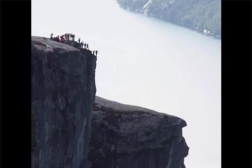 Clip: 'Thót tim' với màn nhảy tập thể từ vách núi dựng đứng cao chót vót