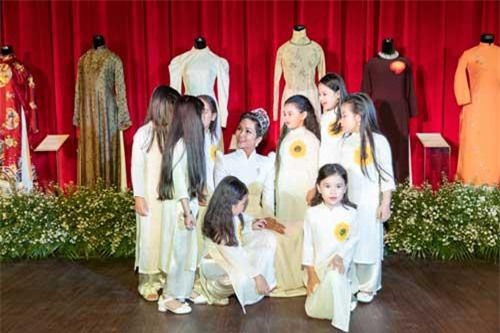 Hoa hậu H'Hen Niê diện áo dài trắng thanh lịch trong họp báo về Lễ hội Áo dài