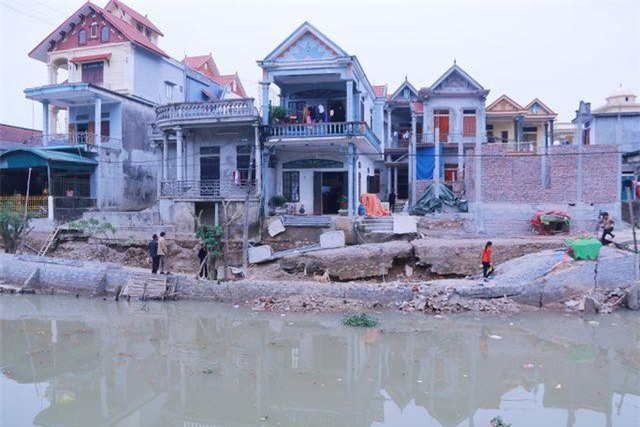 Đường bất ngờ sụt lún, dân nửa đêm chạy tán loạn lo nhà sập