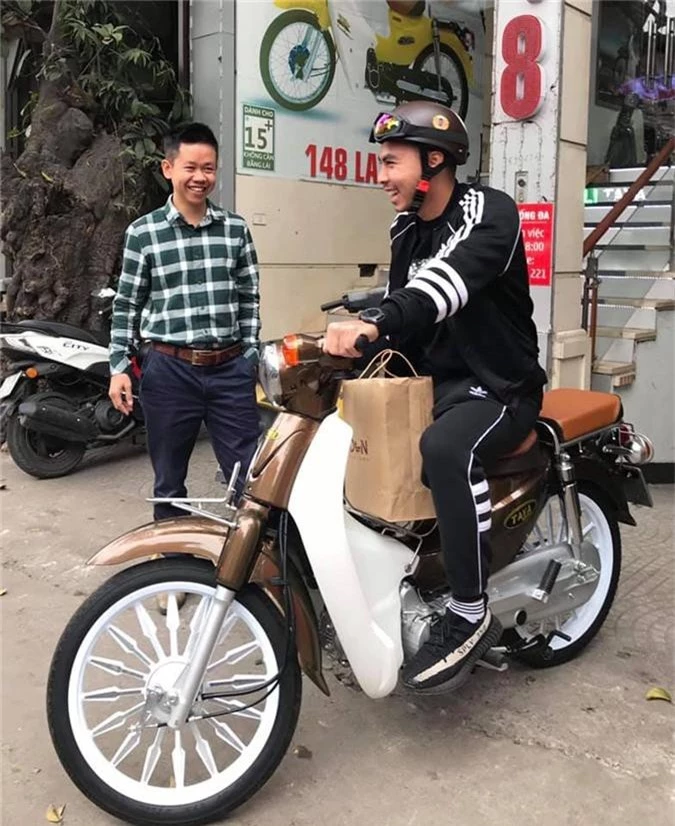 Tiền vệ Đức Huy giản dị sắm Honda Cub trong khi đồng đội tậu xế hộp. Trong khi các đồng đội tậu xế hộp, xây nhà lầu thì tiền vệ Đức Huy lại giản dị sắm cho bản thân mình một chiếc Honda Cub vô cùng cá tính. (CHI TIẾT)