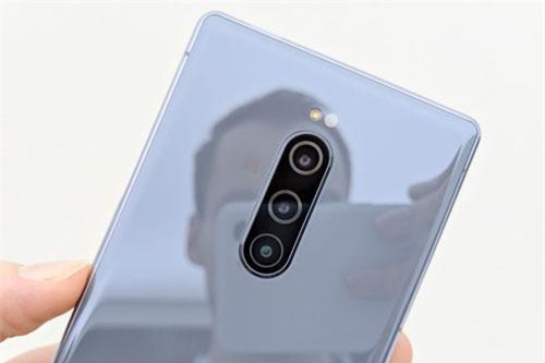 Trên tay smartphone 3 camera sau đầu tiên của Sony, giá hơn 24 triệu