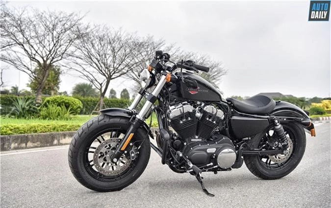 Đánh giá Harley-Davidson 48 2019: Xe Mỹ giá hợp lý cho dân chơi Việt. Không chỉ sở hữu thiết kế cực kì phong cách, Harley-Davidson Forty Eight 2019 còn hấp dẫn người chơi bởi thứ âm thanh động cơ ồn ào vốn là đặc trưng của hãng xe Mỹ. (CHI TIẾT) 