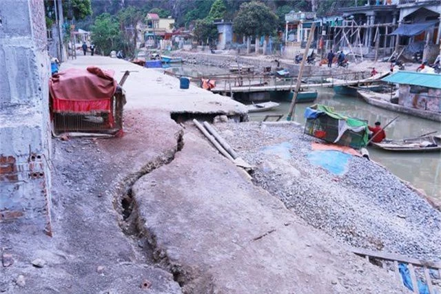 Đường bất ngờ sụt lún, dân nửa đêm chạy tán loạn lo nhà sập - 12