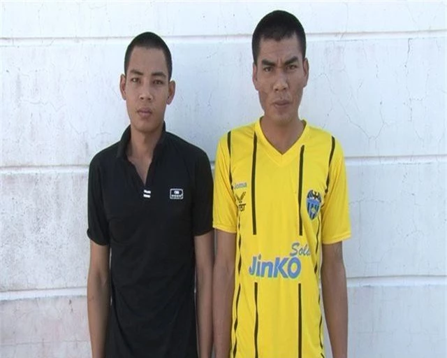Hai thanh niên dùng hung khí cướp tài sản của nhà dân giữa đồng - 1