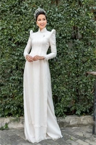 hoa hau h'hen nie dien ao dai trang thanh lich trong hop bao ve le hoi ao dai hinh 3