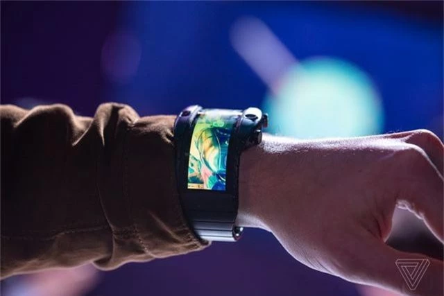 Smartphone màn hình cong độc đáo có thể đeo lên tay như đồng hồ - 8