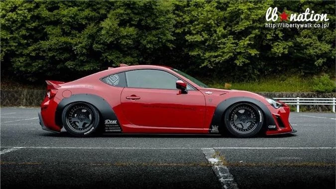 Toyota 86 cực thể thao với widebody Liberty Walk giá cả trăm triệu ảnh 3