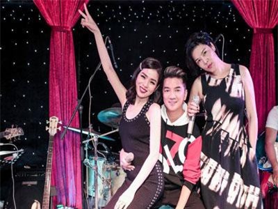 Lệ Quyên thoải mái ngồi lên đùi Đàm Vĩnh Hưng trong lúc tập hát và chụp ảnh