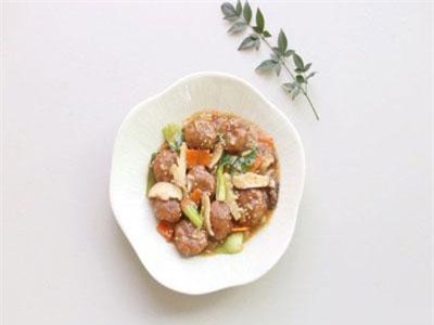 Cách làm món thịt viên sốt măng