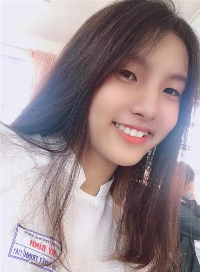 Nữ sinh Long An 'gây bão' mạng sau bức hình chụp lén