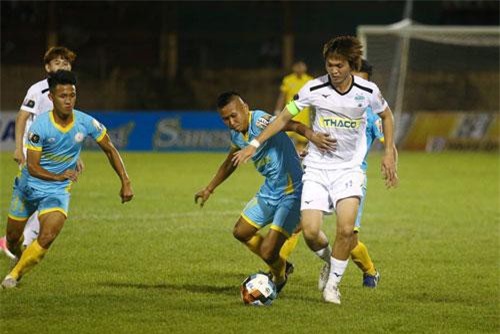 CLIP HOT (26/2): Hươu cao cổ mẹ cứu con khỏi đàn linh cẩu, Tuấn Anh khoe tài ở trận mở màn V-League 2019