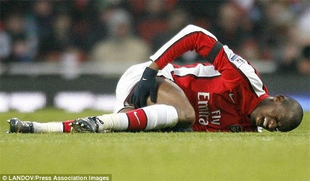 Chấn thương liên miên, cựu sao Arsenal treo giày ở tuổi 32