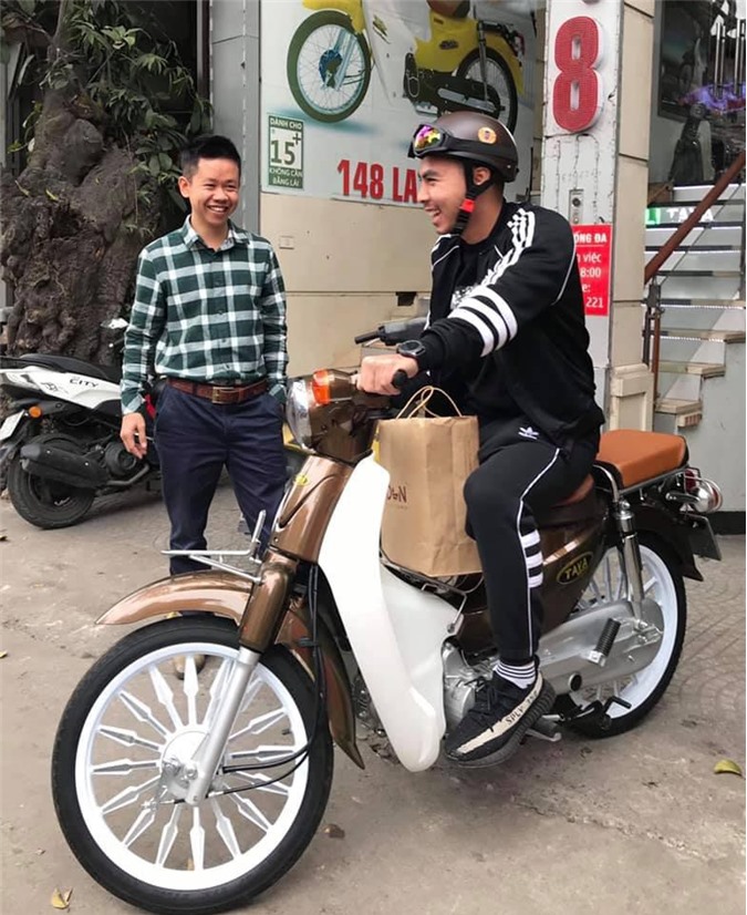 Tiền vệ Đức Huy giản dị sắm Honda Cub trong khi đồng đội tậu xế hộp