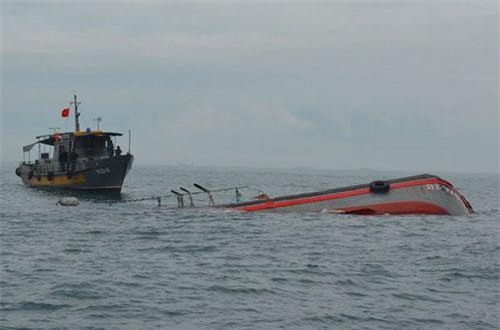 Tàu cá va chạm tàu hàng, 1 ngư dân tử nạn, 1 mất tích