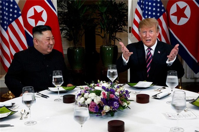 Tổng thống Trump đề nghị phóng viên chụp ảnh ông và Chủ tịch Kim "thật đẹp"
