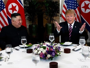 Tổng thống Trump đề nghị phóng viên chụp ảnh ông và Chủ tịch Kim "thật đẹp"