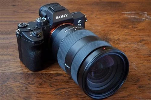 =8. Sony A7 III (96 điểm).