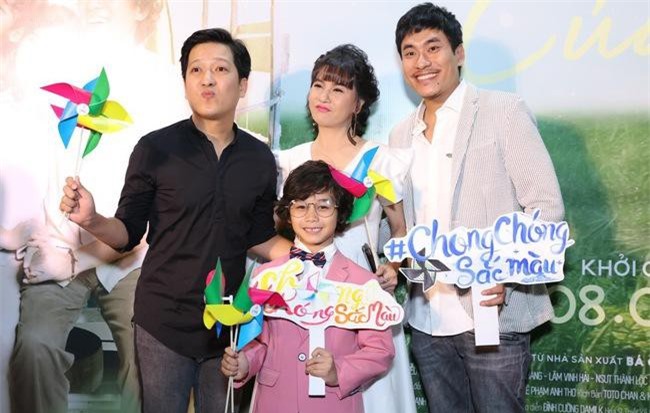 Vắng Nhã Phương, Trường Giang lẻ bóng đến chúc mừng Cát Phượng - Kiều Minh Tuấn ra mắt phim