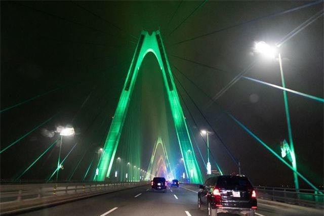 Cầu Nhật Tân rực rỡ sắc màu trên trang Facebook Nhà Trắng