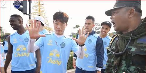 CLIP: Phì cưới với cảnh Xuân Trường và các đồng đội "tập đếm" từ một đến mười