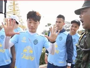 CLIP: Phì cưới với cảnh Xuân Trường và các đồng đội "tập đếm" từ một đến mười